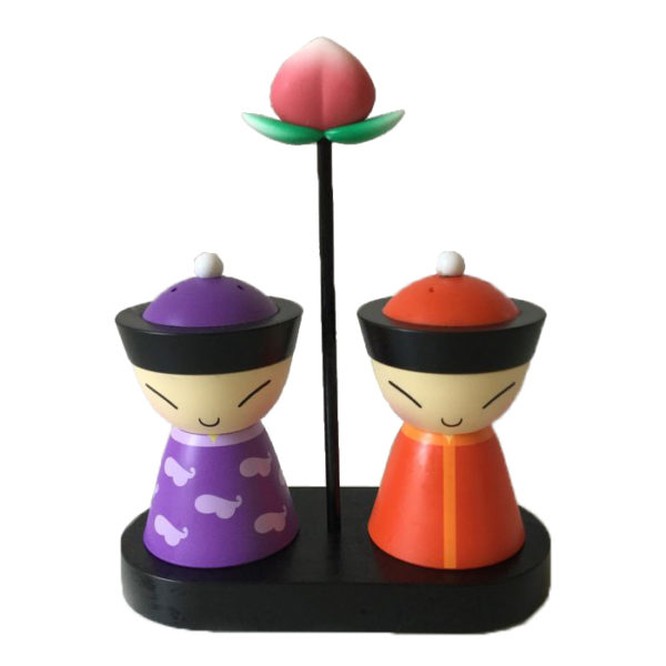 Mr & Mrs Chin Salt and Pepper set - Alessi's iconic shakers with playful character and functionality in purple and orange. Designed by Stefano Giovannoni.